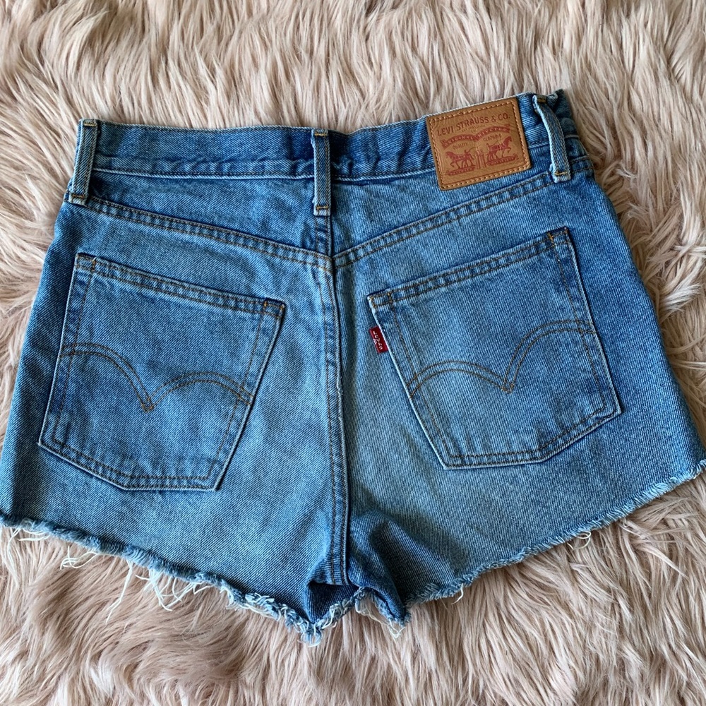Levi’s High Rise Shorts - Picture 3 of 5